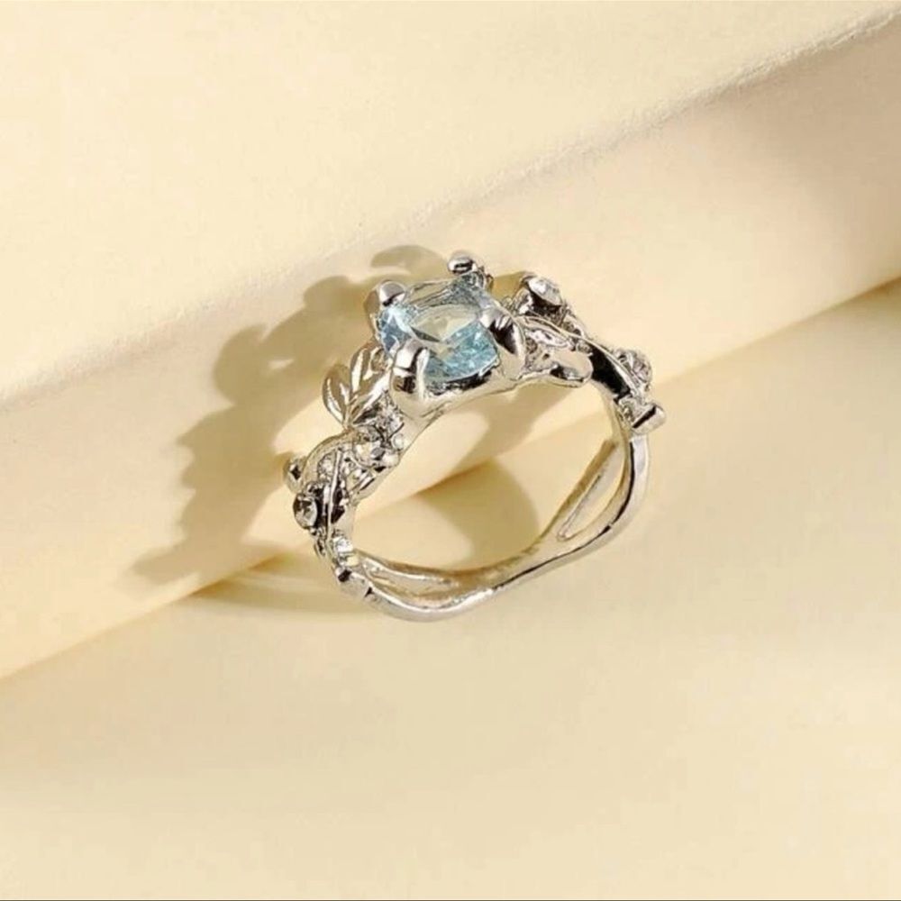 ⭐️3/$25⭐️ NEW Aquamarine And Flower Design Silver Ring